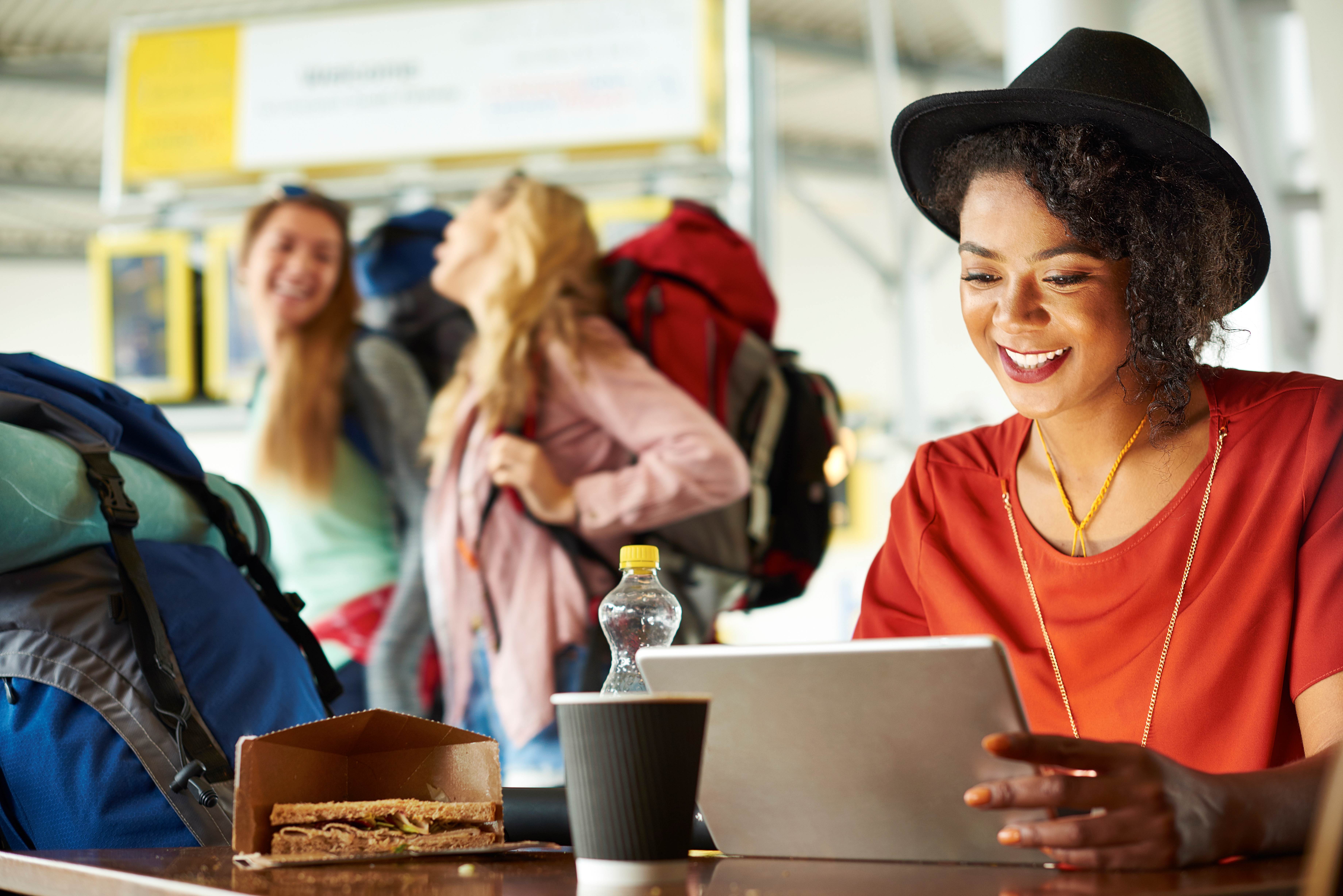 Cómo hacer un viaje en carretera y mantenerse conectado: consejos para encontrar WiFi en las áreas de servicios de Areas